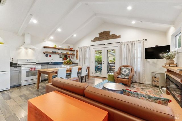 821-823 Prince Ave, Healdsburg, CA 95448