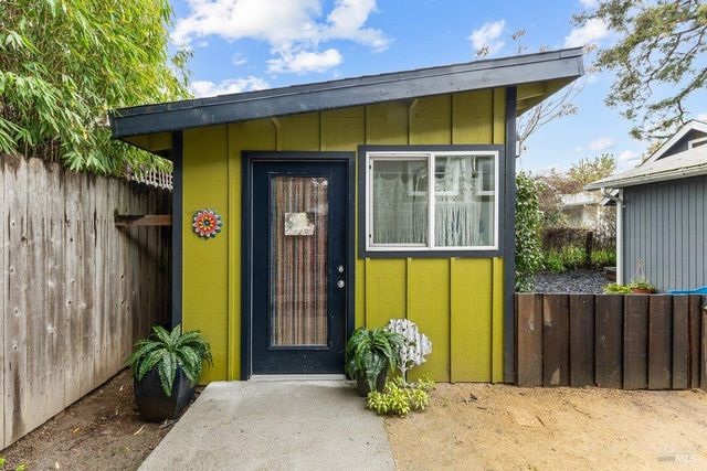 821-823 Prince Ave, Healdsburg, CA 95448