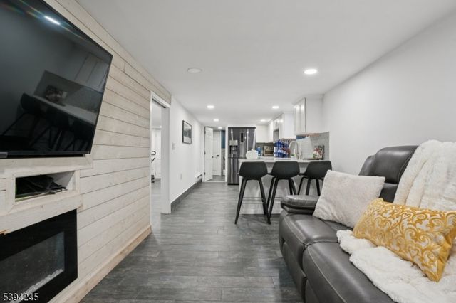 648 Myrtle St, Elizabeth City, NJ 07202