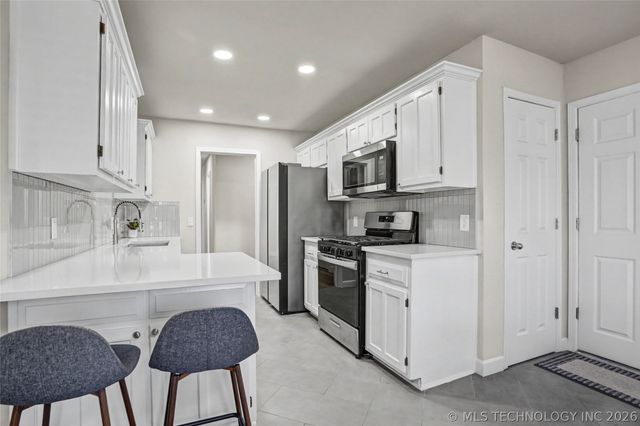 3803 S Walnut Place, Broken Arrow, OK 74011