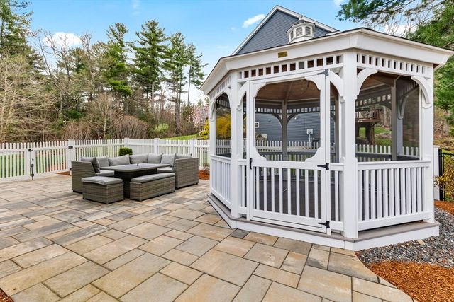 4 Brookmeadow Ln, Grafton, MA 01560