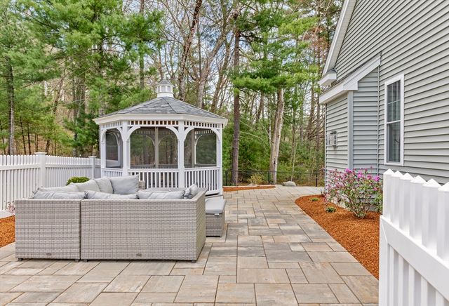 4 Brookmeadow Ln, Grafton, MA 01560