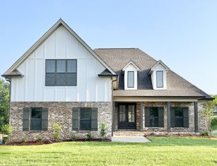 2736 Jasmine St, Lebanon, TN 37087