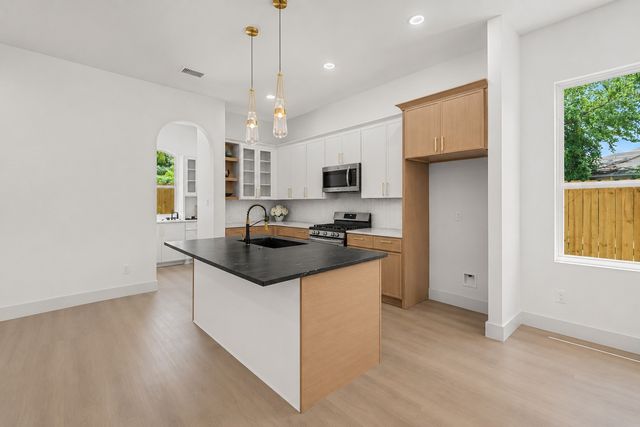 2806 Carter Street, Dallas, TX 75210
