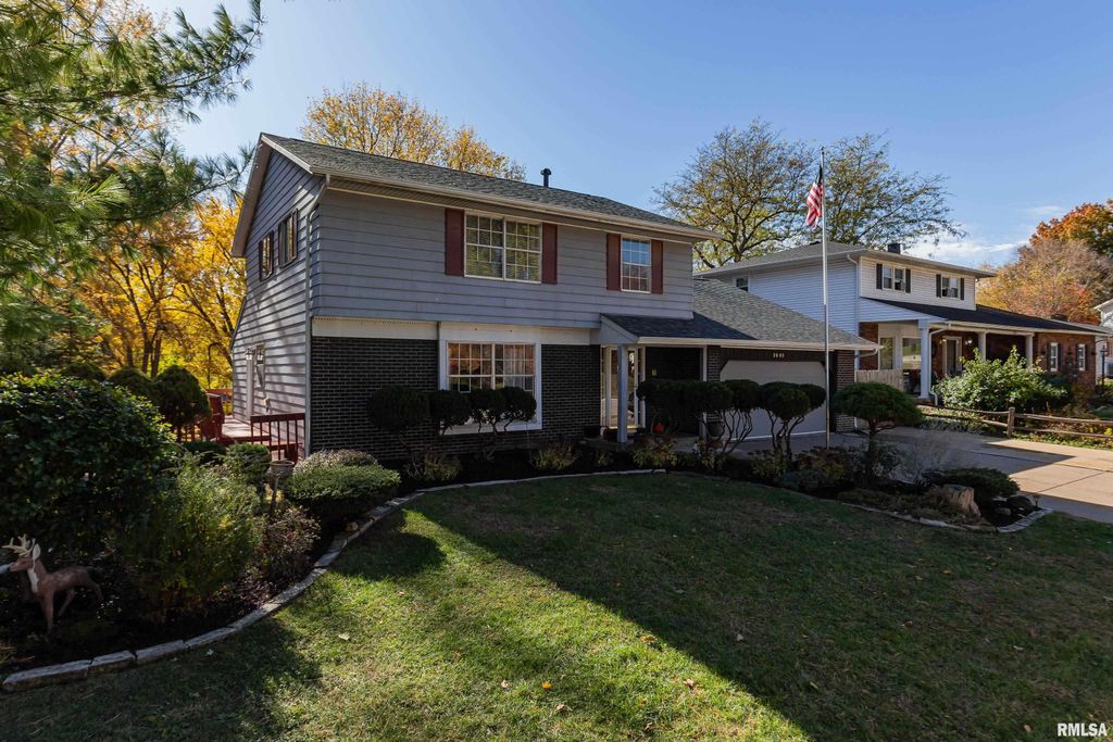 2805 CARRIAGE HILL Drive, Davenport, IA 52807