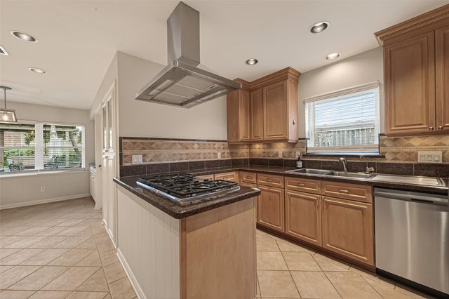 206 Briar Hill Drive, Houston, TX 77042