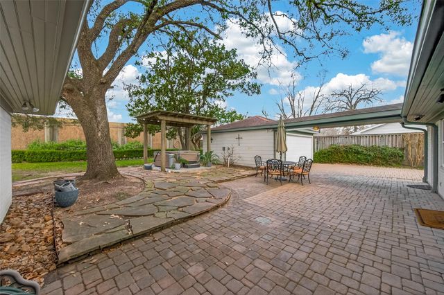 206 Briar Hill Drive, Houston, TX 77042