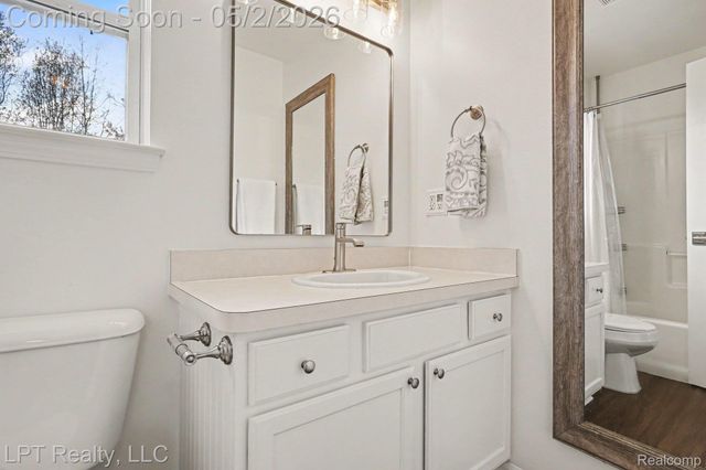 406 Mill Pond Drive, Fenton, MI 48430