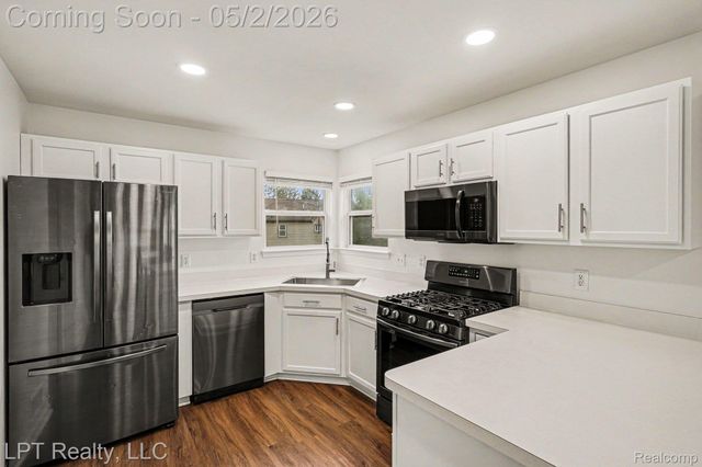406 Mill Pond Drive, Fenton, MI 48430
