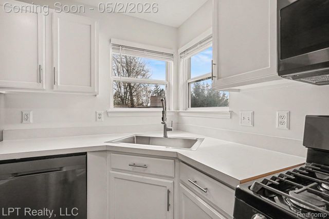 406 Mill Pond Drive, Fenton, MI 48430