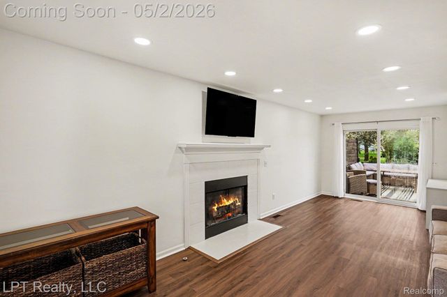 406 Mill Pond Drive, Fenton, MI 48430