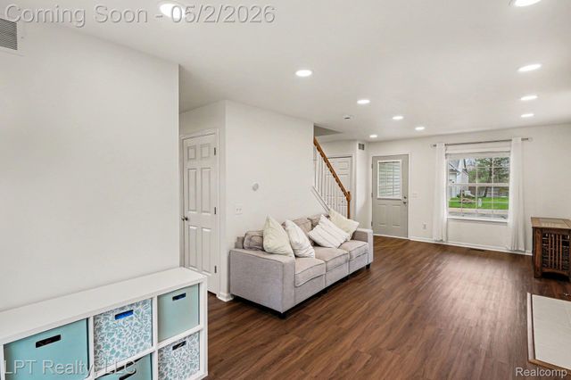 406 Mill Pond Drive, Fenton, MI 48430