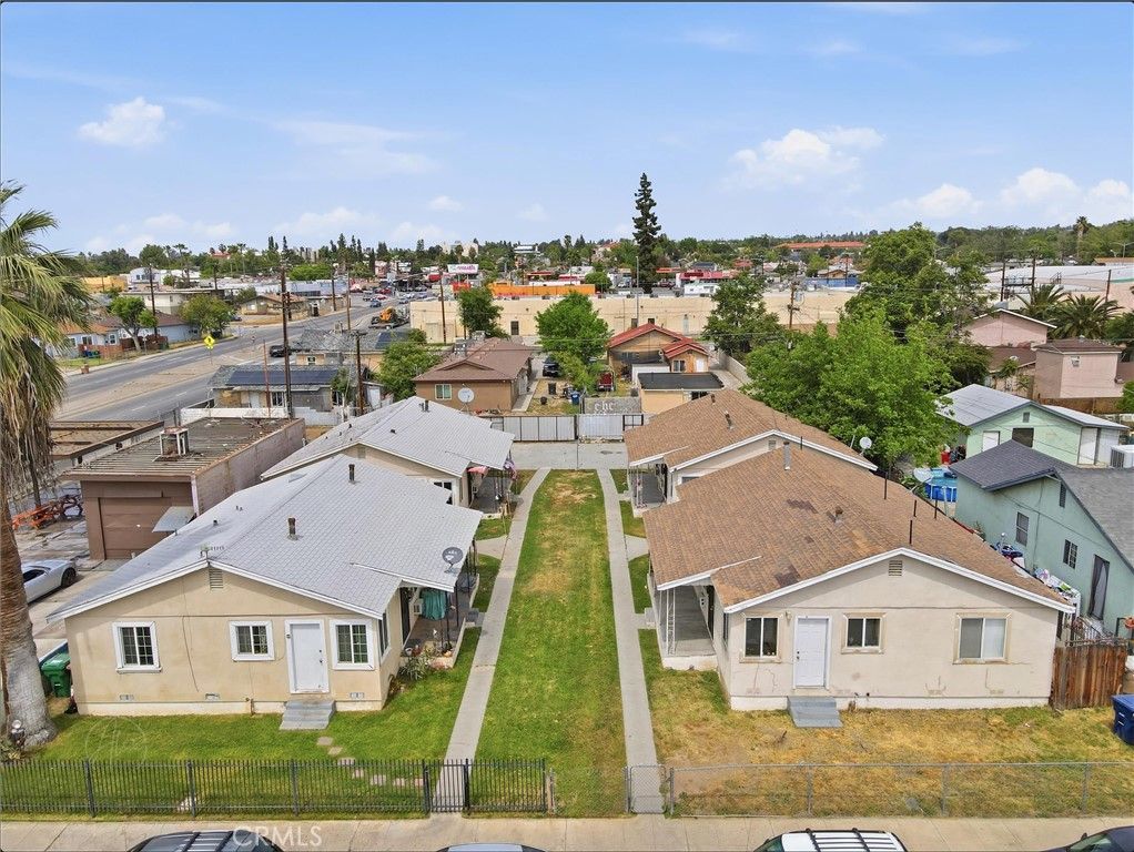 Image 2 of property listing at 2208 Lake, Bakersfield, CA 93306
