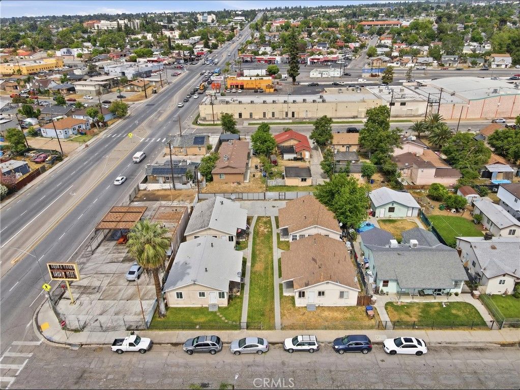 Image 3 of property listing at 2208 Lake, Bakersfield, CA 93306
