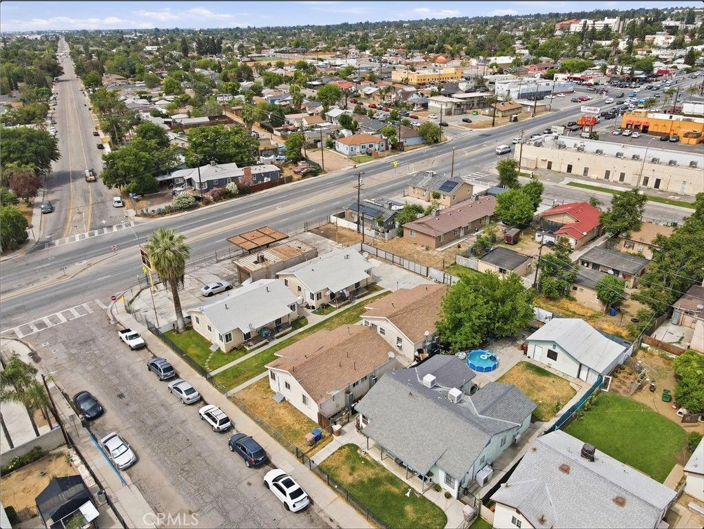 Image 4 of property listing at 2208 Lake, Bakersfield, CA 93306