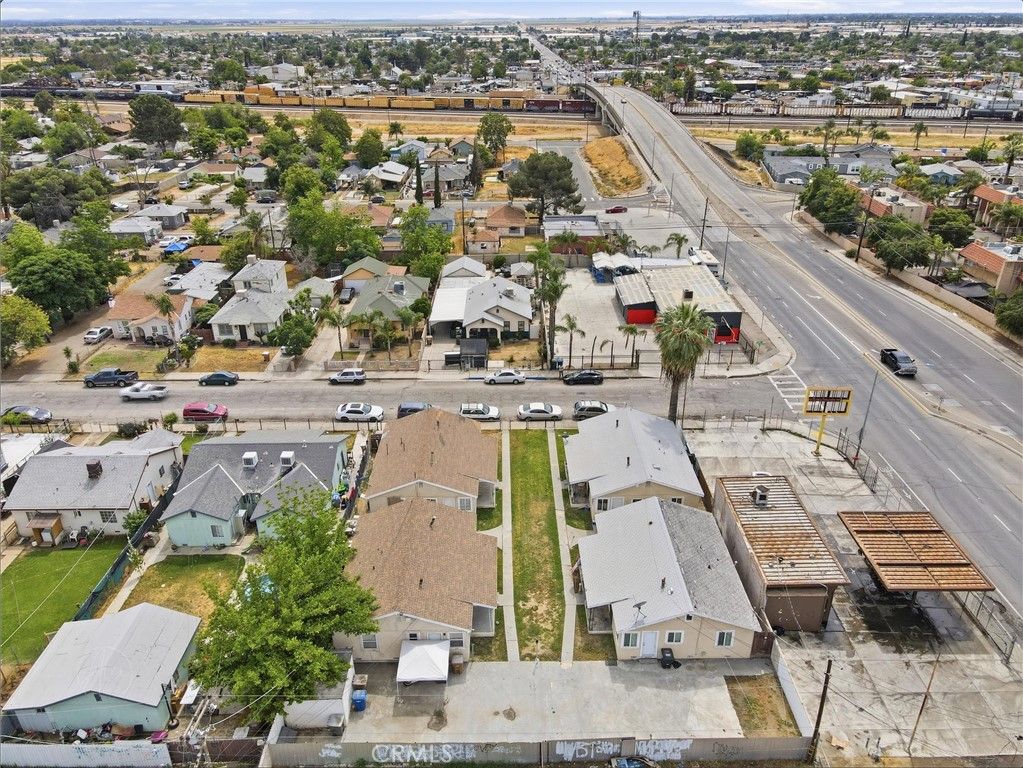 Image 5 of property listing at 2208 Lake, Bakersfield, CA 93306