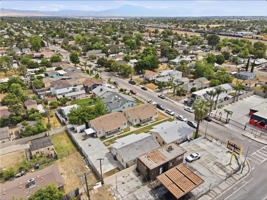 Image 6 of property listing at 2208 Lake, Bakersfield, CA 93306