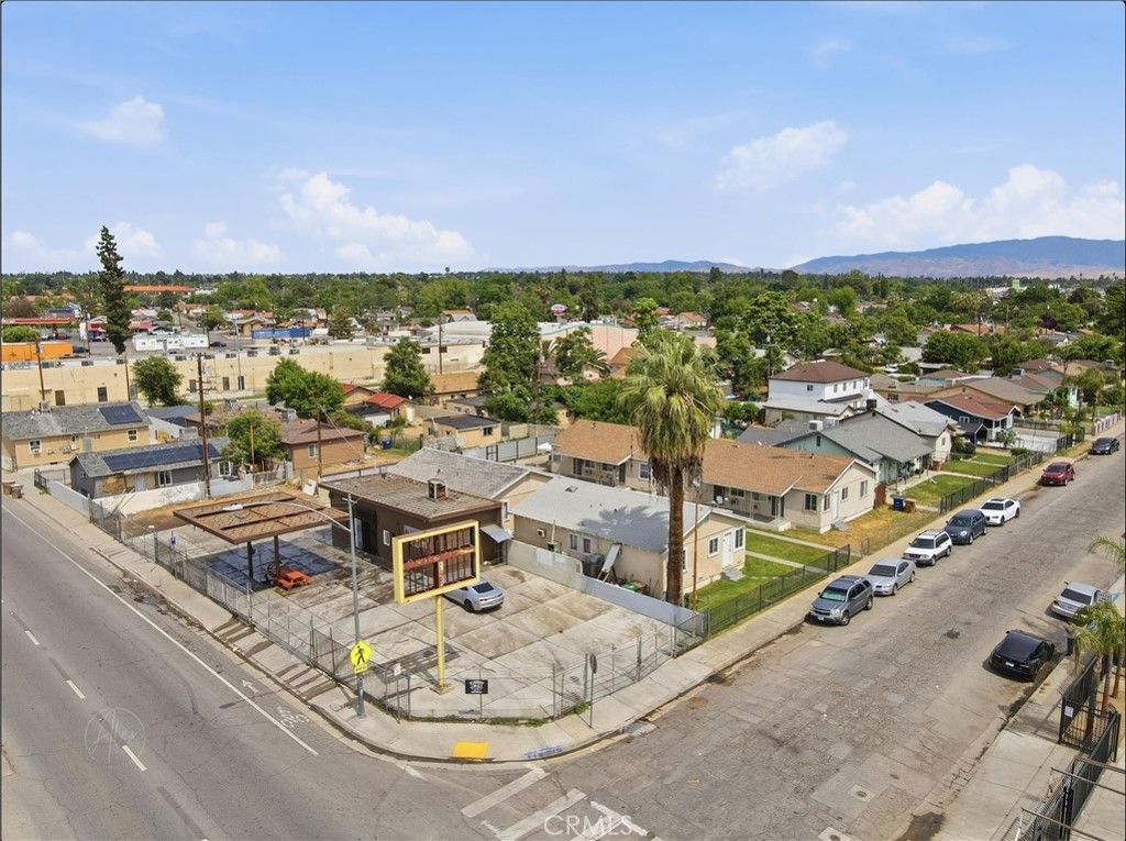 Image 8 of property listing at 2208 Lake, Bakersfield, CA 93306
