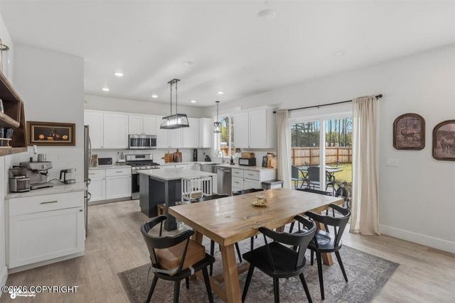 2380 E Grizzly Bear Drive, Wasilla, AK 99654