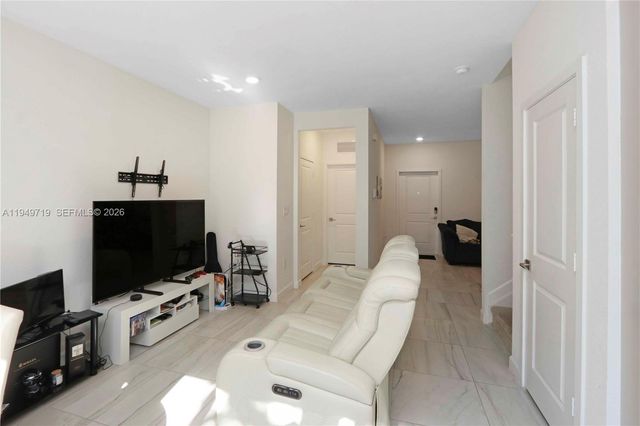 2432 SE 10th Court, Homestead, FL 33035