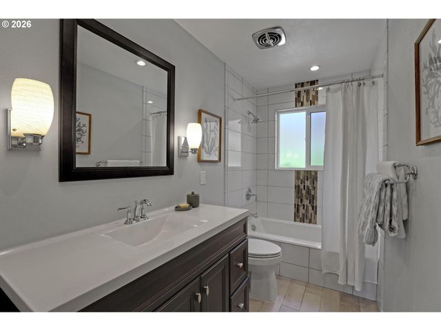 7021 Sw CANYON Ln, Portland, OR 97225