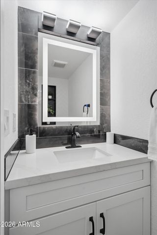 6833 E OSBORN Road D, Scottsdale, AZ 85251
