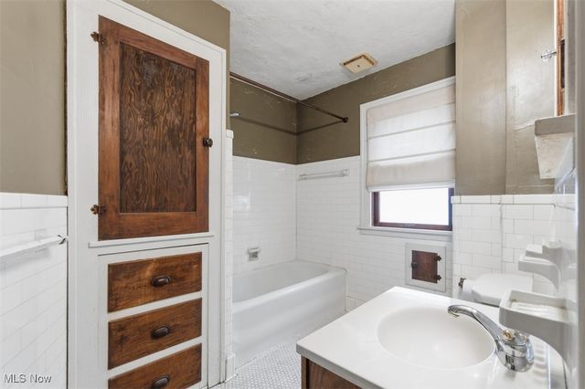 3320 Silsby Road, Cleveland Heights, OH 44118