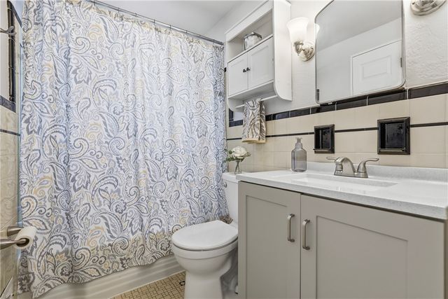 633 Moreland Dr, Mt Lebanon, PA 15243