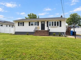 125 Rock Ln, Middlesex Boro, NJ 08846