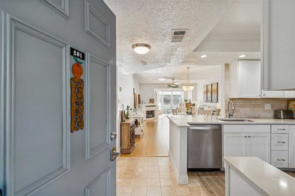 Image 2 of property listing at 946 VIRGINIA STREET 201, Dunedin, FL 34698