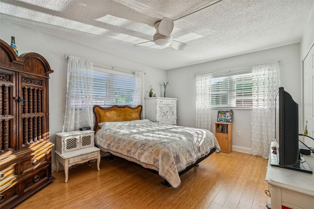 Image 11 of property listing at 946 VIRGINIA STREET 201, Dunedin, FL 34698