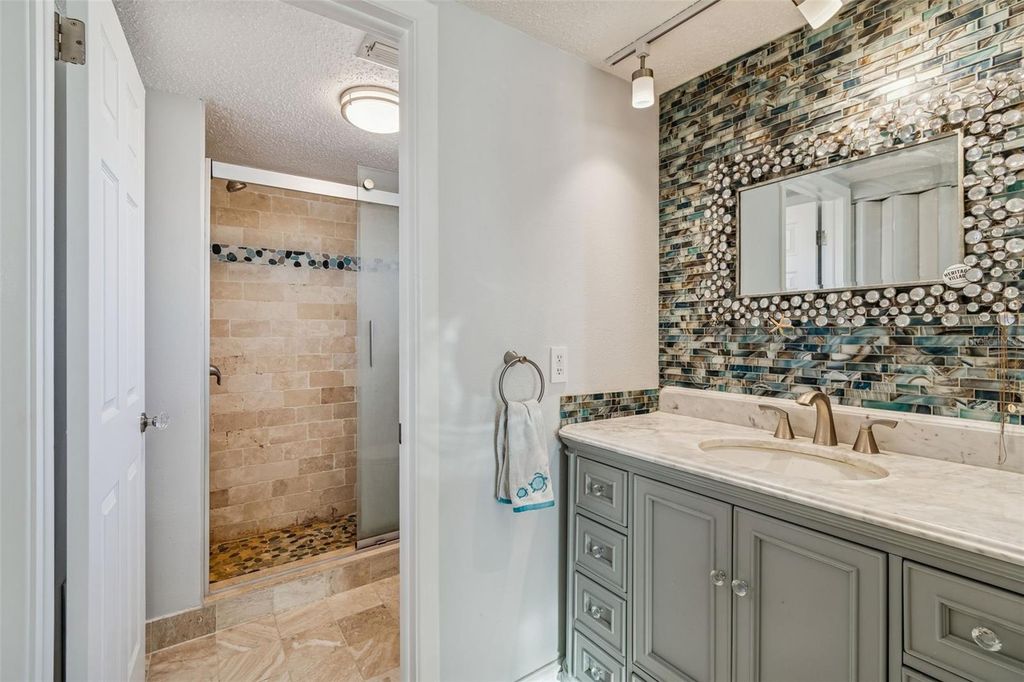 Image 13 of property listing at 946 VIRGINIA STREET 201, Dunedin, FL 34698