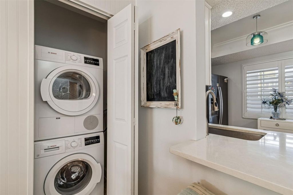 Image 15 of property listing at 946 VIRGINIA STREET 201, Dunedin, FL 34698