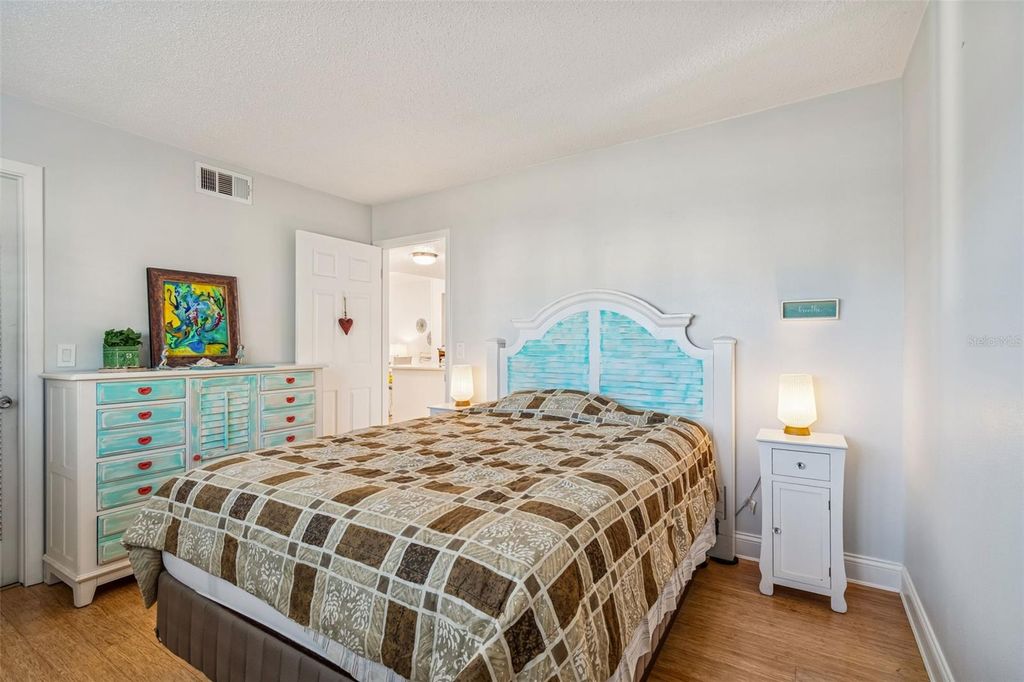 Image 16 of property listing at 946 VIRGINIA STREET 201, Dunedin, FL 34698