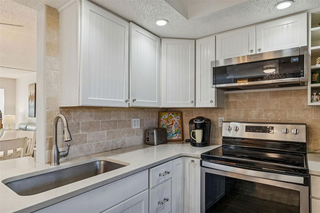 Image 4 of property listing at 946 VIRGINIA STREET 201, Dunedin, FL 34698