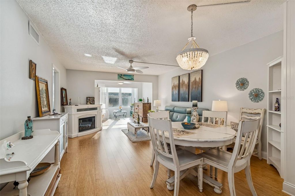Image 7 of property listing at 946 VIRGINIA STREET 201, Dunedin, FL 34698