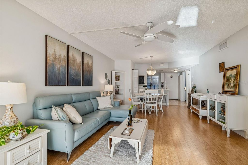 Image 9 of property listing at 946 VIRGINIA STREET 201, Dunedin, FL 34698