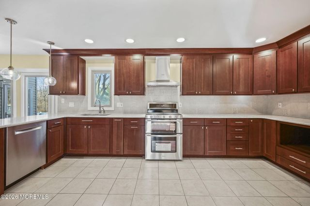 27 Meadow Lane, Marlboro, NJ 07746