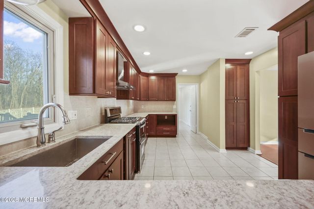 27 Meadow Lane, Marlboro, NJ 07746