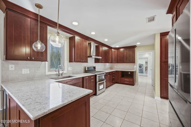 27 Meadow Lane, Marlboro, NJ 07746