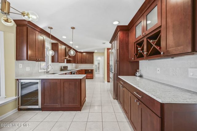 27 Meadow Lane, Marlboro, NJ 07746