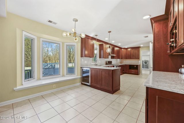 27 Meadow Lane, Marlboro, NJ 07746