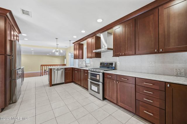 27 Meadow Lane, Marlboro, NJ 07746