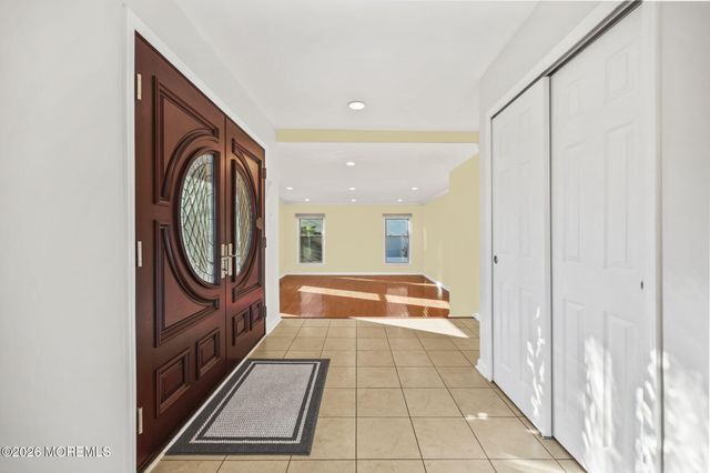 27 Meadow Lane, Marlboro, NJ 07746