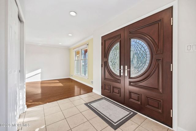 27 Meadow Lane, Marlboro, NJ 07746