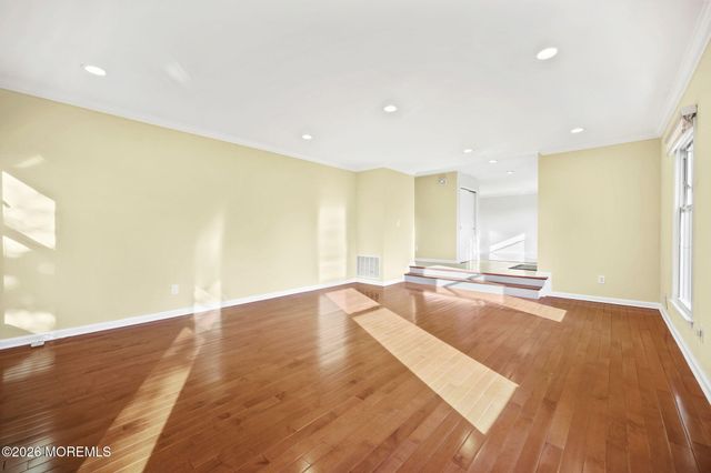 27 Meadow Lane, Marlboro, NJ 07746