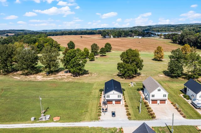 256 Fairway Villa Ln, Decaturville, TN 38329