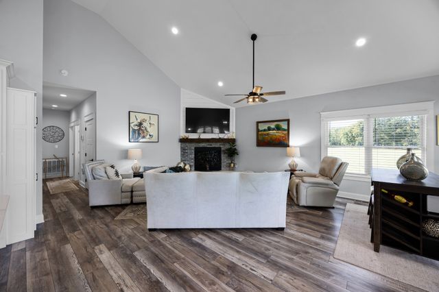 256 Fairway Villa Ln, Decaturville, TN 38329