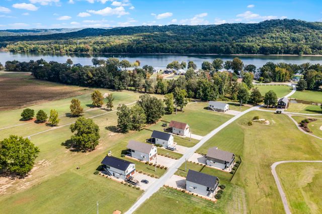 256 Fairway Villa Ln, Decaturville, TN 38329