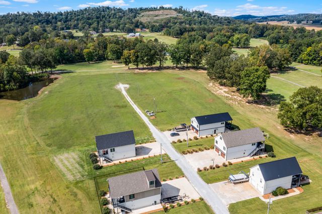 256 Fairway Villa Ln, Decaturville, TN 38329